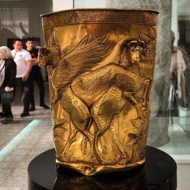 Кубок 1400 года до нашей эры. Изображает четырёх мифических крылатых быков в динамичных позах с расправленными крыльями