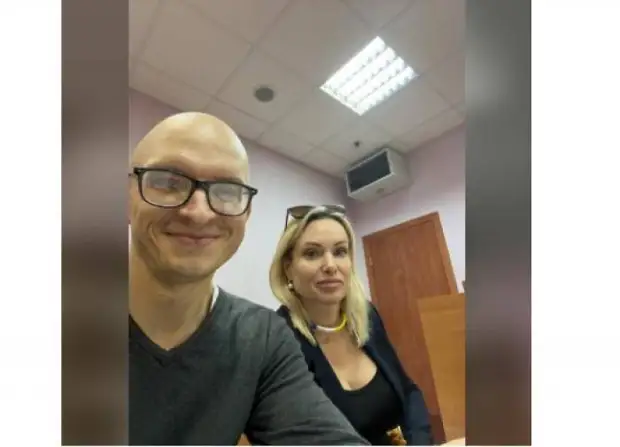 Заскучала: выбежавшая в эфир с плакатом экс-редактор Первого канала хочет вернуться в Россию