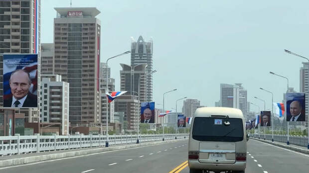 Пхеньян встречает российскую делегацию флагами РФ и портретами Путина