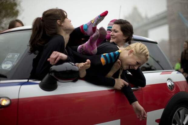 28 британских девушек-гимнасток поместились в Mini Cooper. Тем самым, девушки побили прошлогодний рекорд, когда в такую же машину влезло 27 человек. малолитражка, машина, ока, рекорд
