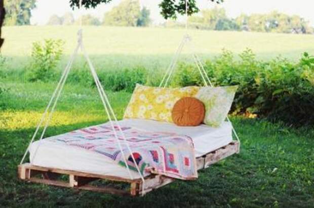 Такую кроватку, подвешенную к дереву, вы сможете легко создать из нескольких поддонов.