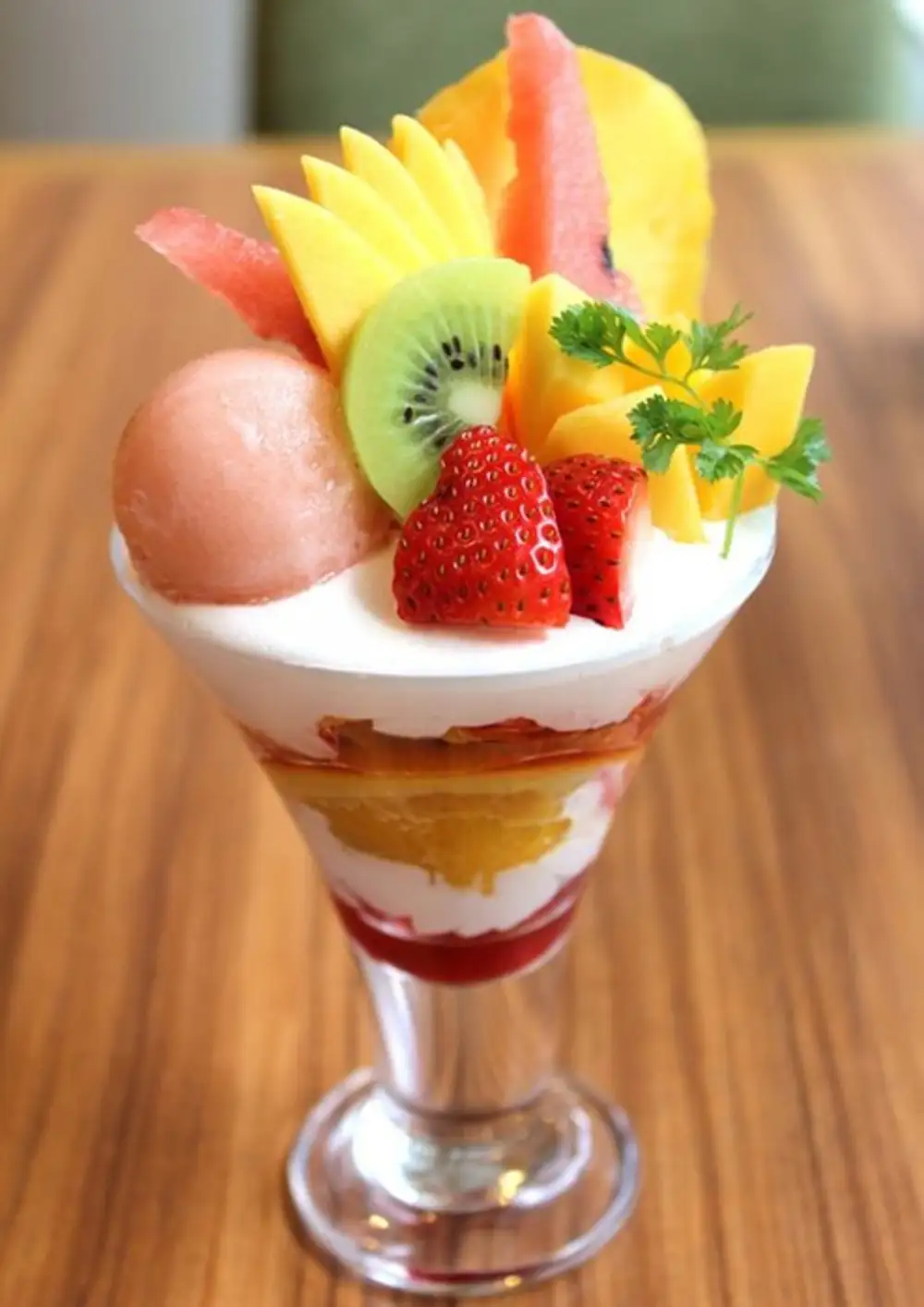 Десерт с мороженым и фруктами