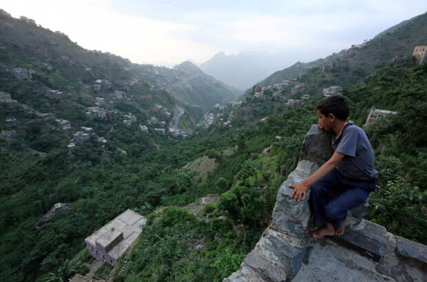 Мальчик сидит на крыше дома, находящегося на горе Даламлам.  Фото: Abduljabbar Zeyad.