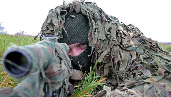 Военнослужащий на учениях морских пехотинцев береговых войск Балтийского флота в рамках подготовки ко дню морской пехоты в Калининградской области