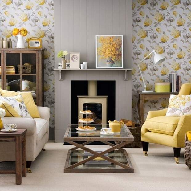 Симпатичный интерьер гостиной в желто-серых тонах, что позволяет создать полную свободу в декорировании комнаты.