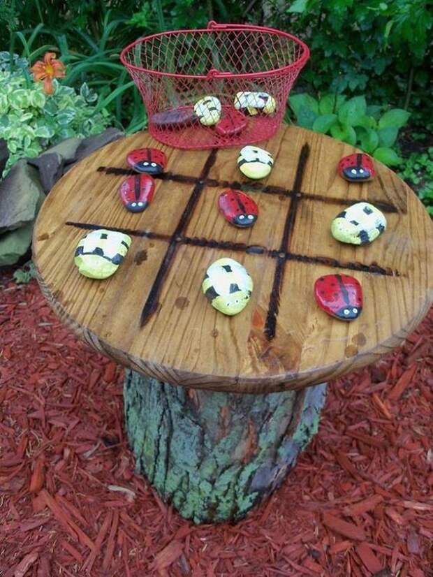 Cool :) both boys love noughts and crosses... this way they can play it outside. #clever: 