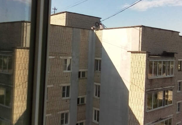 В Смоленской области детишки устроили опасные игры на крыше многоэтажного дома