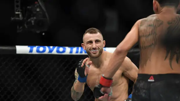 Волкановски победил Холлоуэя и завоевал титул чемпиона UFC в полулёгком весе