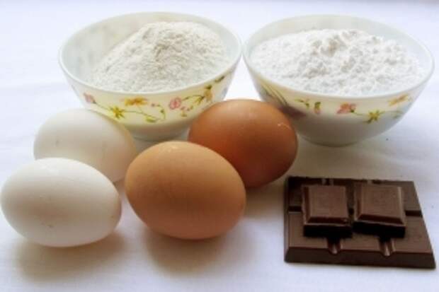 Для приготовления бисквита потребуются: яйца, сахарная пудра, мука, шоколад, щепотка соли и несколько капель лимонного сока.