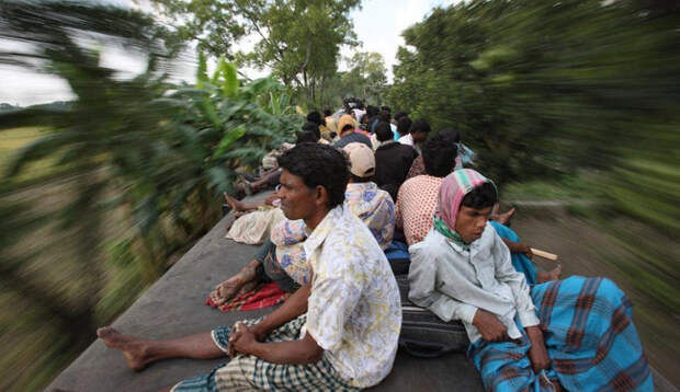 Как жители Бангладеш ездят на работу на электричке бангладеш, электричка