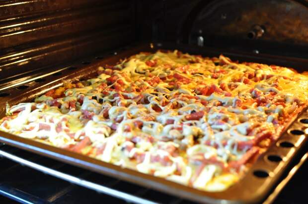 Рецепт пиццы с помидорами, луком, грибами и колбасой.
