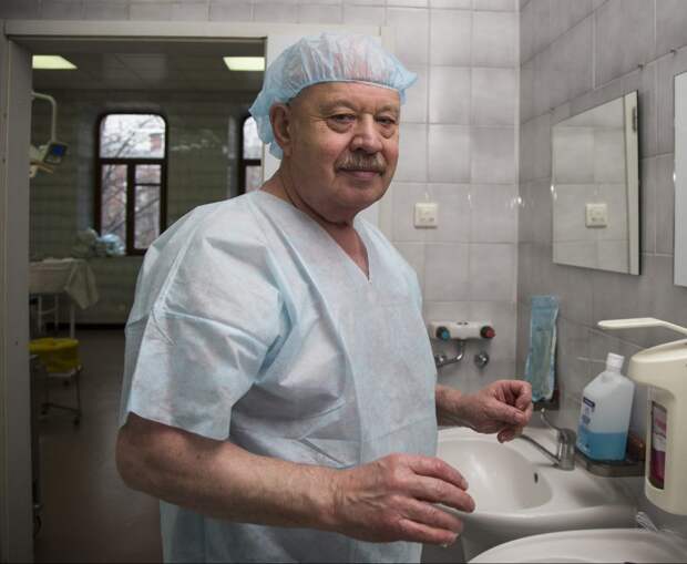 Хирург-маммолог Леонид Школьник утверждает, что у всех его пациенток есть шанс на выздоровление / Фото: Артур Новосильцев, «Юго-Восточный курьер»