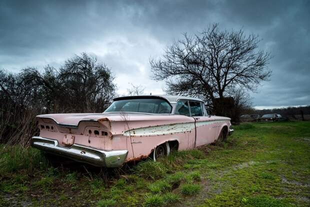 Мечта и её крушение. Розовый Эдсел 1950-х годов. брошенные авто, фотограф, фотографии