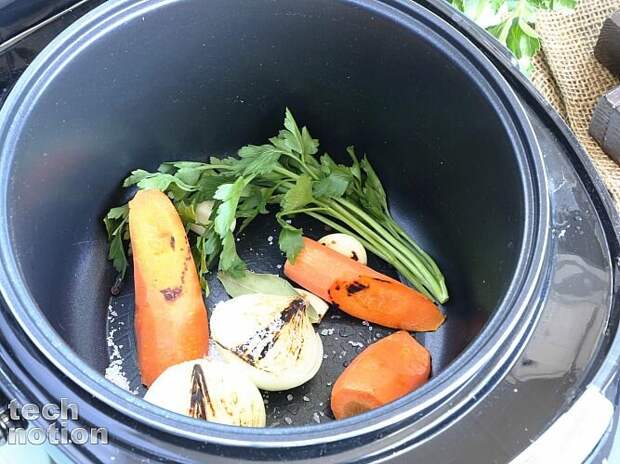 Собираю овощи и специи в чаше мультиварки / Изображение: дзен-канал technotion