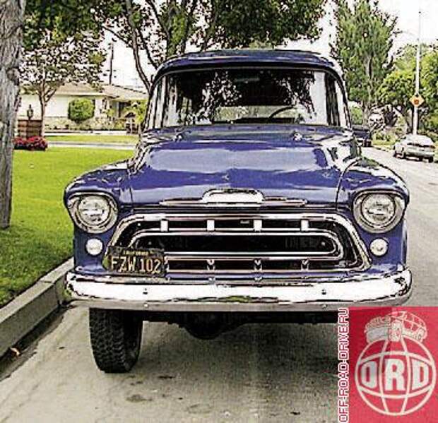 Первые попытки сделать SUV из фургона датируются 1956 годом. Chevrolet Carryall со стеклами вместо металлических панелей и сиденьями вместо грузового отсека превращалась в Chevrolet Suburban. А установка полного привода от NAPCO делала этот семейный вэн настоящим внедорожником.