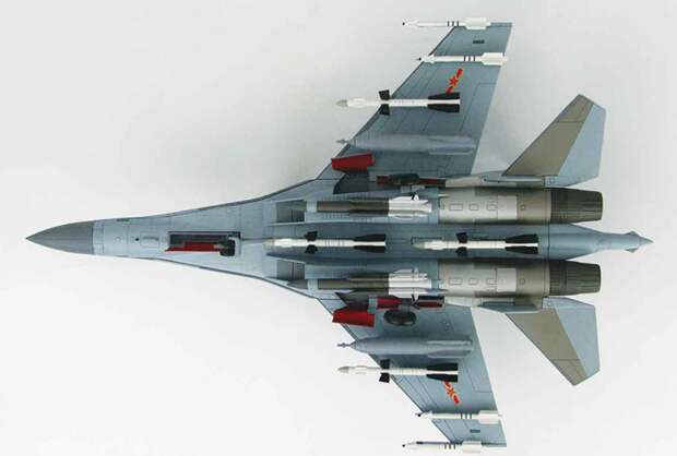 Сегодня Су-35 способен носить 23 вида авиационного оружия, включая ракеты"воздух-поверхность, имеет 12 точек подвески и один из лучших в мире комплексов радиоэлектронной борьбы.Картинка МО РФ