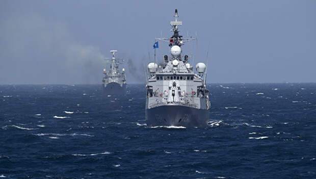 Турецкий военный корабль во время учений НАТО в Черном море