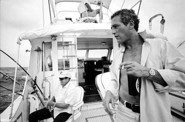 Пол Ньюман с пивом и сигаретой во время перерыва в съемках его режиссерского дебюта "Рейчел, Рейчел", Флорида, 1967. Фото Марка Кауфмана звезды, знаменитости, лето, пляж, прошлое, ретро, фотография