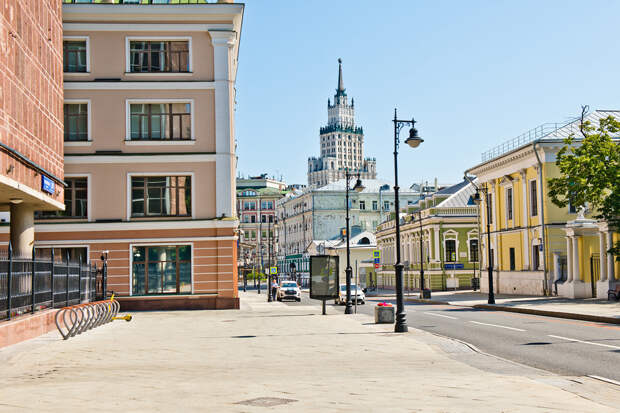 Улица Мясницкая, вид на сталинскую высотку у Красных Ворот