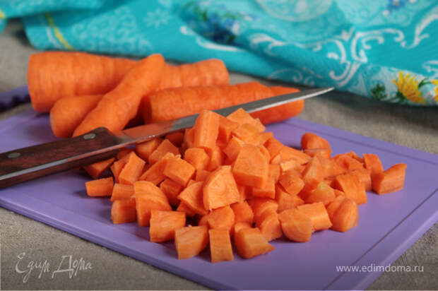Вес овощей указан в ингредиентах уже в очищенном виде. Морковь нарезать кубиками.