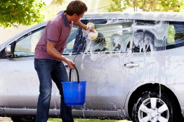Многие продолжают мыть автомобили во дворе или у водоема / Фото: allcarz.ru