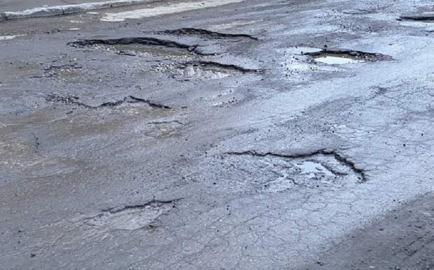 Рабочие ремонтируют Солотчинский мост