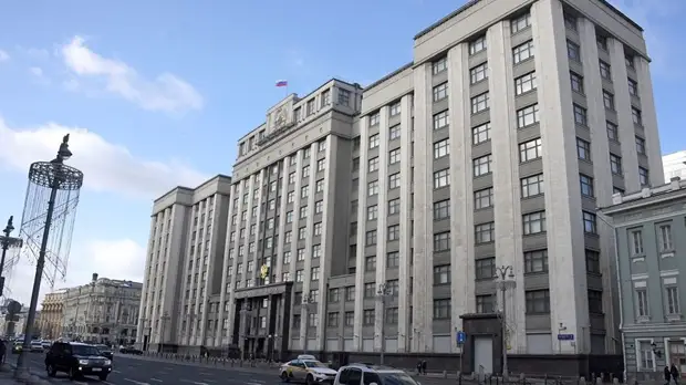 Госдума приняла закон о штрафах за оскорбление государства