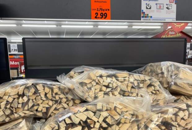 «Зима будет холодной»: в немецких супермаркетах начали продавать дрова