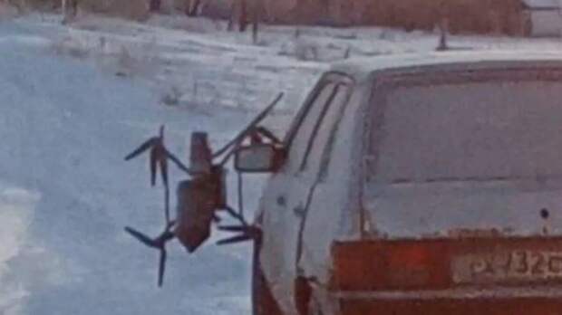 В Щебекенском районе дрон пытался атаковать "девятку" и застрял в ней. Скрин соцсети.