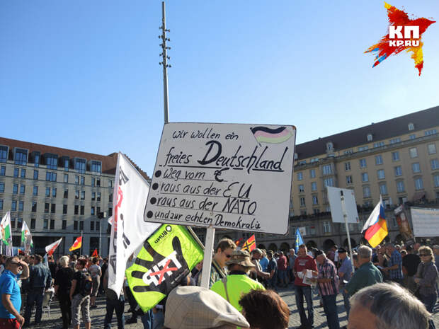Плакат "Мы хотим свободную Германию: без евро, без ЕС, без НАТО и с настоящей демократией". Фото: Дарья АСЛАМОВА