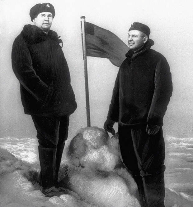 Командир атомной подводной лодки «Ленинский комсомол» Лев Жильцов и замполит А. Штурманов у флага, установленного ими близ Северного Полюса.