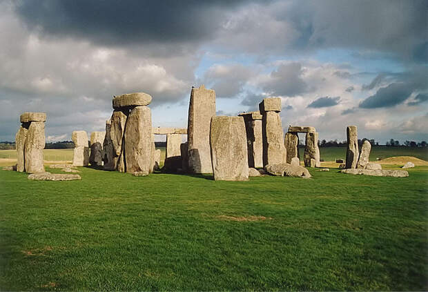 File:Stonehenge back wide.jpg