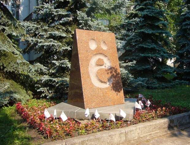 Памятник букве «ё», установленный в Ульяновске в 2005 году 