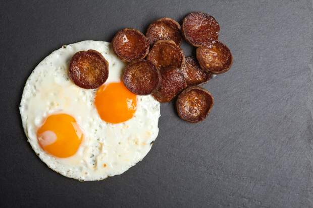 Сосиски и яйца попали в список продуктов, которые ошибочно считаются идеальными для завтрака