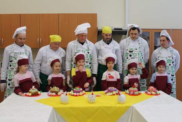 Папы могут! Взрослые вместе с детьми украсили праздничные кексы на мастер-классе