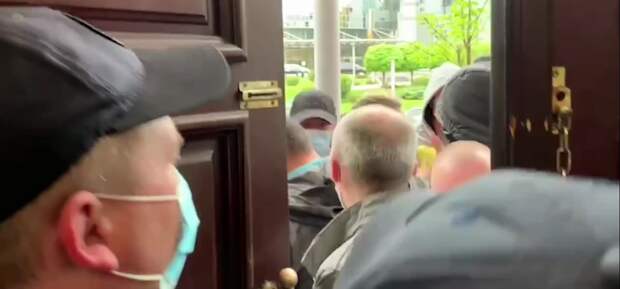 Бывший каратель повел активистов защищать в киевском суде оппозиционера Медведчука