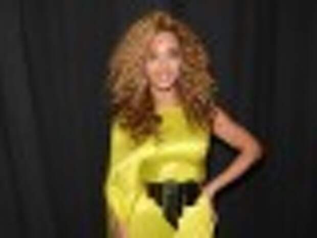 2012: На BET Awards Бейонсе продемонстрировала отличную форму в желтом платье-тунике. Железный пояс-корсет усмирил ниспадающие складки. 