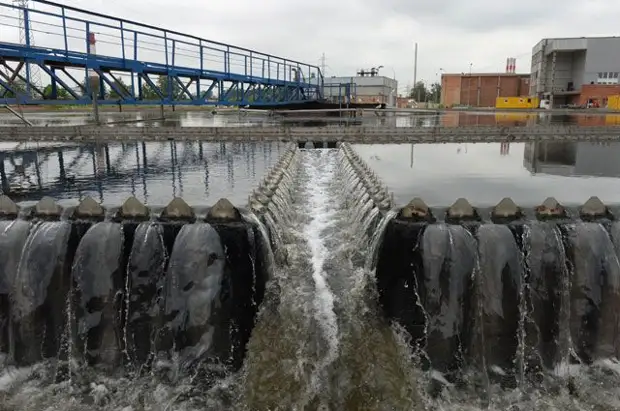 Зубчатый водослив вторичного отстойника на территории Люберецких очистных сооружений.