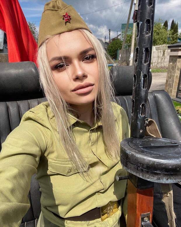 Красивые девушки с оружием