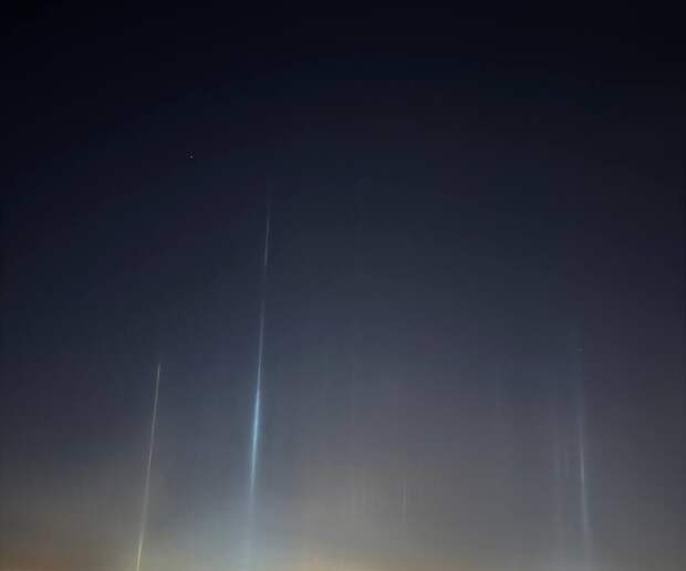 В небе над Москвой и областью заметили световые столбы