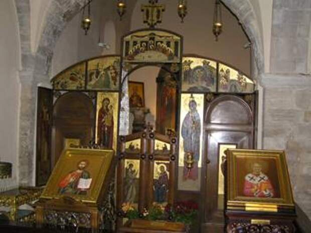 Православный придел в базилике свт. Николая в Бари рядом с гробницей святителя