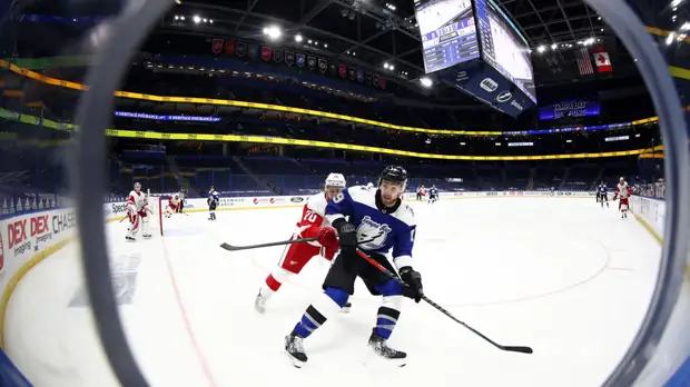 «Детройт» уступил «Тампе» в НХЛ, несмотря на гол Наместникова