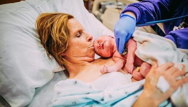 61-летняя американка родила ребенка для сына и его мужа