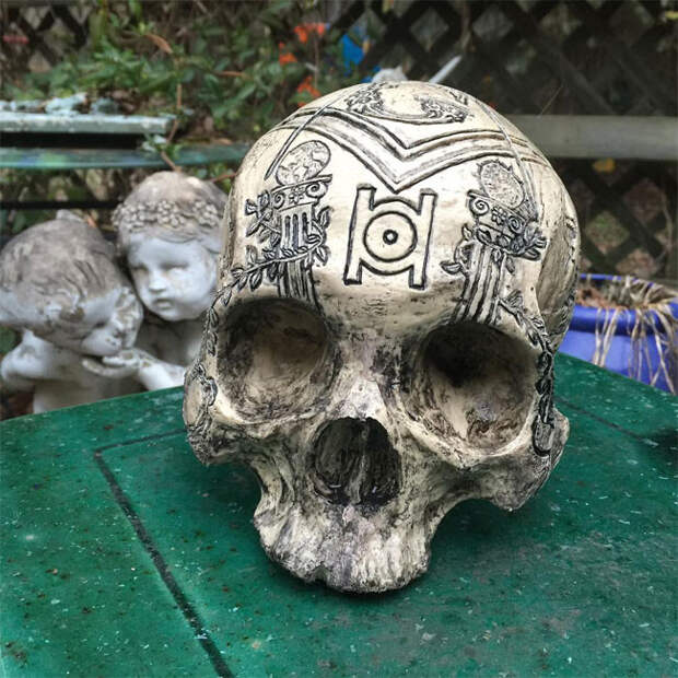 Резьба по кости: художник работает с настоящими человеческими черепами резьба по кости, черепа