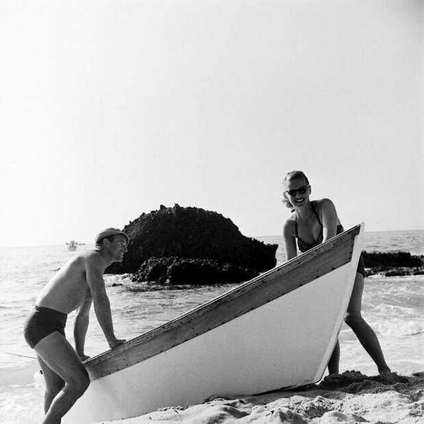 Бетт Дэвис и ее третий муж Уильям Грант Шерри позируют на фоне Тихого океана, 1947. Фото Лумиса Дина звезды, знаменитости, лето, пляж, прошлое, ретро, фотография