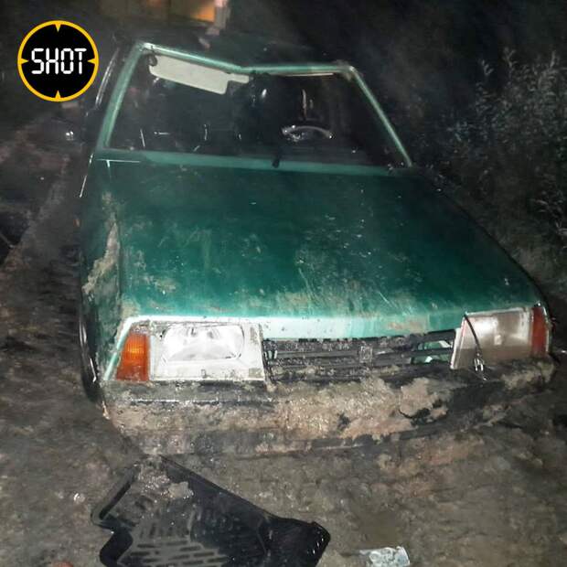 Мать с тремя детьми погибли в упавшем в канаву с водой автомобиле