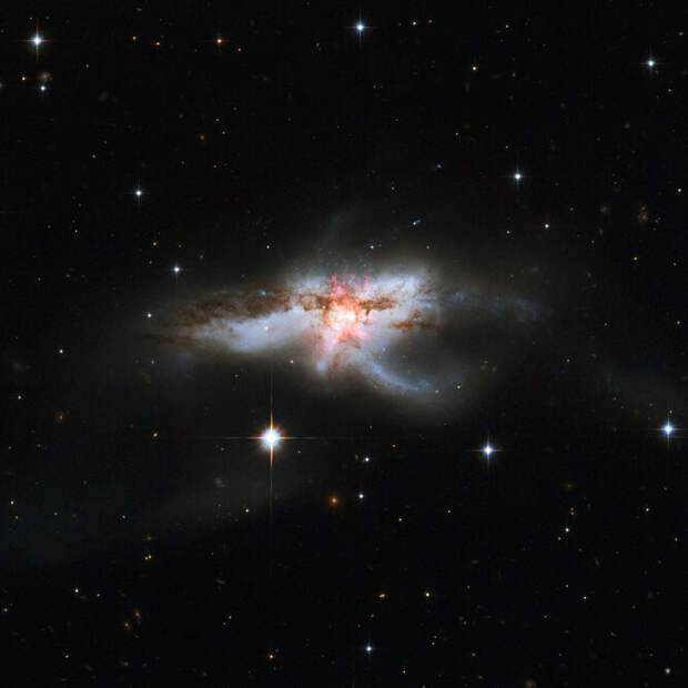 В центре далекой галактики покоятся сразу три колоссальные черные дыры