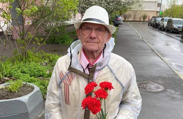Петр Толстой поздравил с Днем Победы ветеранов из ЮВАО / Фото: Александр Чикин