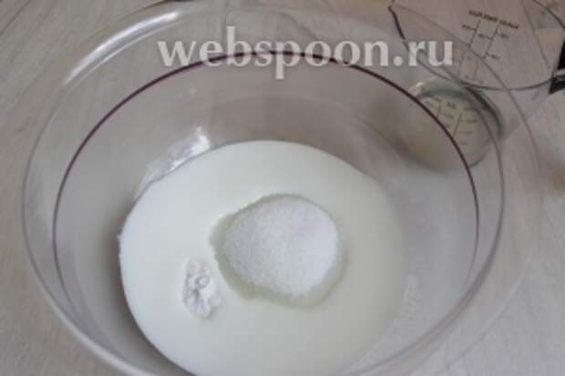 Кефир смешаем с сахаром и содой. 