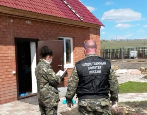Следователи работают на месте массового убийстве в Ивашевке